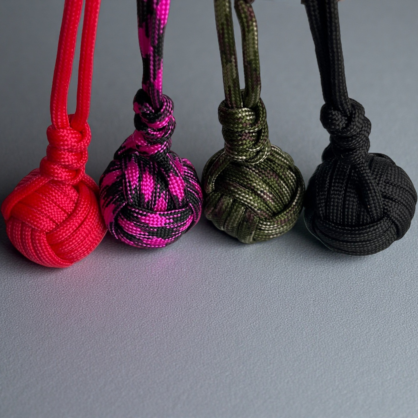 Handmade Paracord Keychain - T - Outdoor Camping Essential Gear recensione e prezzo